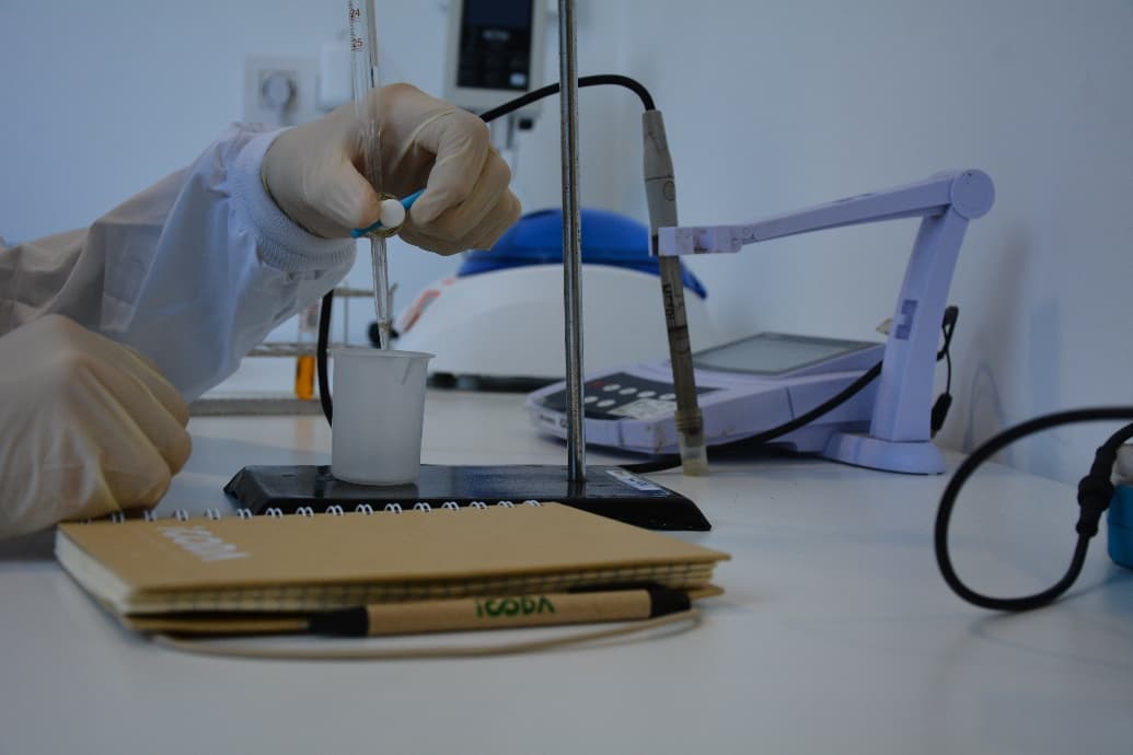 Medida analítica sobre una muestra de sustrato en el laboratorio de iCODA