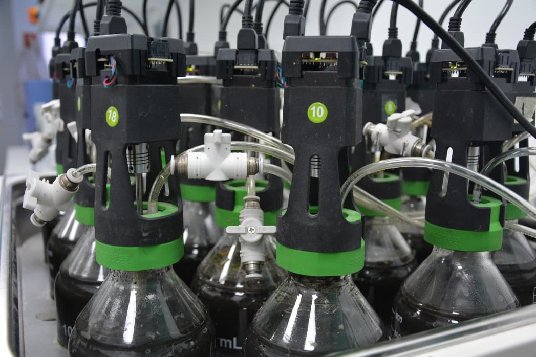 Detalle de los reactores instrumentados que reproducen el proceso en el laboratorio de iCODA