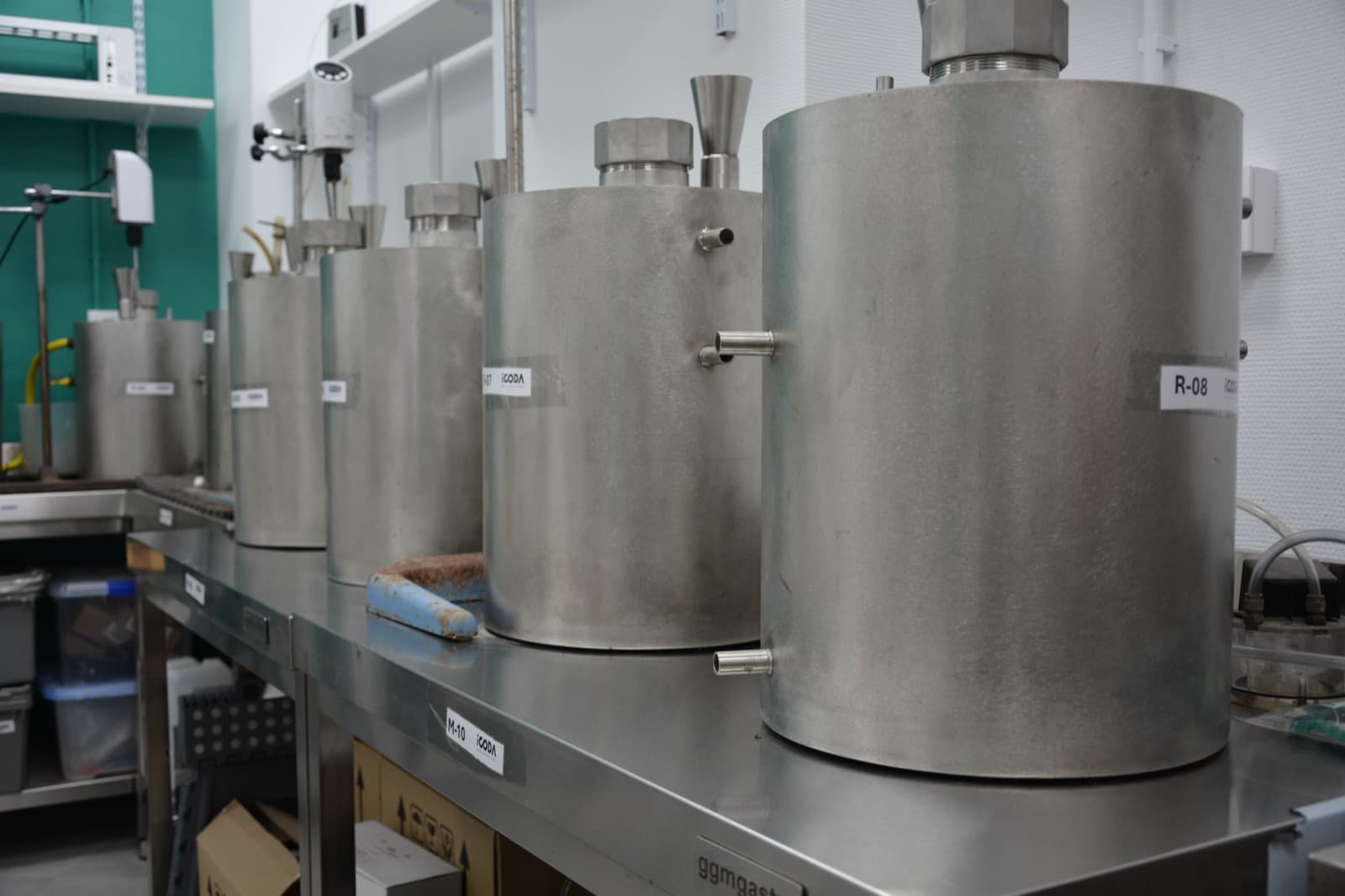 Batería de reactores de ensayo del laboratorio de iCODA en los que se evalúan las alternativas antes de llevarlas a la planta