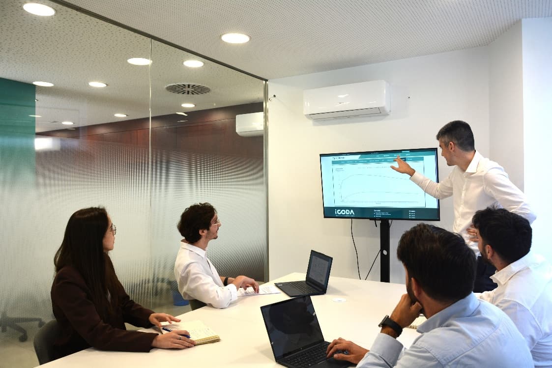 Equipo técnico de iCODA revisando resultados de un estudio en una sesión de trabajo